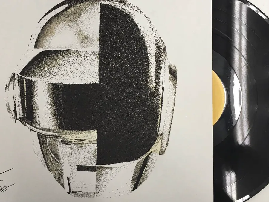 Ilustración en puntillismo de los cascos de Daft Punk junto a un vinilo